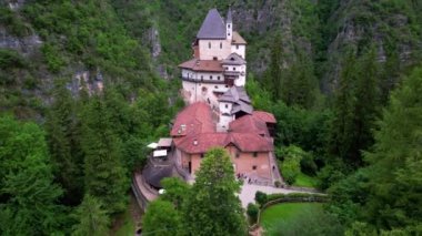  Saint Romedio Mabedi - Avrupa 'nın ünlü pilimage bölgesi ve manastırı. Trentino, val di Non, İtalya 'nın kuzeyi. hava aracı görünümü
