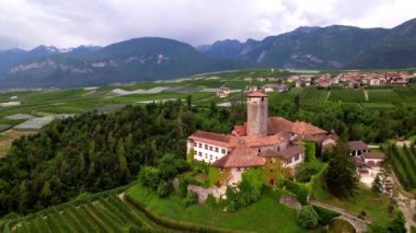 Kuzey İtalya 'nın ortaçağ güzel kaleleri Val di Non' un elma ağaçları arasında manzaralı Valer kaleleri. Trentino bölgesi, Trento bölgesi. Hava aracı videosu