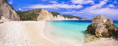Yunanistan İyon adalarının en iyi plajları. Kafadanbacaklı (Kefalonia) - tropikal turkuaz deniz ve beyaz çakıl taşlı manzaralı kumsal Fteris