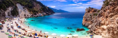 Lefkada İyon adası Yunanistan. En güzel manzaralı plajlar. Turkuaz kristal denizli güzel Agiofili ve Viasiliki yakınlarında resimli kayalar.