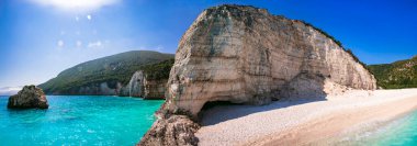 Yunanistan İyon adalarının en iyi plajları. Kafadanbacaklı (Kefalonia) - tropikal turkuaz deniz ve beyaz çakıl taşlı manzaralı kumsal Fteris