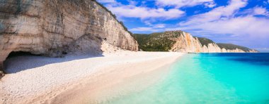 Yunanistan İyon adalarının en iyi plajları. Kafadanbacaklı (Kefalonia) - tropikal turkuaz deniz ve beyaz çakıl taşlı manzaralı kumsal Fteris