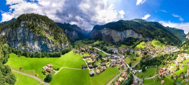 İsviçre seyahati Manzaralı yerler. Güzel Lauterbrunnen köyü Alp dağları ve şelalelerle çevrili...