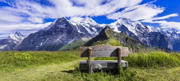 スイスの自然景色 風光明媚な雪のアルプス山は自然の中で美しくなっています スイスの風景 マンネック山と有名なハイキングルート ロイヤルロード の景色 — ストック写真