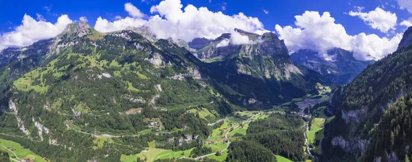 スイスの自然景色 高いアルプスの山々によって抜け出された素晴らしい渓谷を持つカンデルセッテ村 人気の観光スキーリゾート カントンベルン スイス 空中視界 — ストック写真