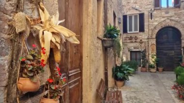 İtalya 'nın geleneksel eski köyleri, Umbria - Spello kasabası. Çiçekli cadde süslemeleri