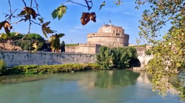 Roma, sonsuz şehrin en büyük simgeleri. St. Angelo Kalesi ve Tiber Nehri. 4k HD video