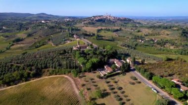 San Gimignano - İtalya 'nın Toskana kentindeki en güzel ortaçağ kasabalarından biri. Kulelerin hava aracı videosu. Unesco miras sitesi