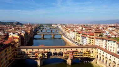 İtalya, büyük simgeler ve kasabalar - Floransa, eski köprü ve Duomo katedrali manzaralı şehir merkezinin 4kHD video klibi