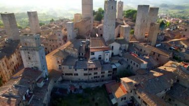 San Gimignano - İtalya 'nın Toskana kentindeki en güzel ortaçağ kasabalarından biri. Kulelerin hava aracı videosu. Unesco miras sitesi