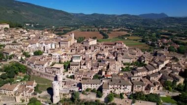 Ortaçağ Büyüsü 'nün güzel hava manzarası. Umbria' daki geleneksel İtalyan köyü. Perugia ili, İtalya