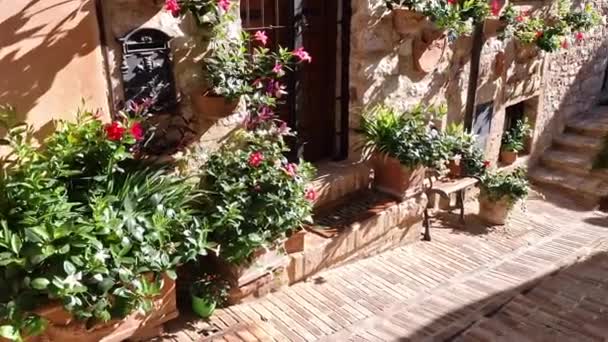 イタリアの伝統的な古い村 ウンブリア スペロの町 魅力的なフラワーストリートの装飾 — ストック動画