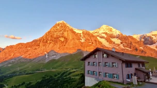 Fantastisk Schweizisk Natur Kleine Scheidegg Bergspass Som Löper Mellan Den — Stockvideo