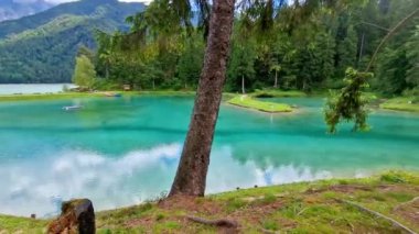 Kuzey İtalya 'nın manzaralı gölleri - Dolomitler Alp dağlarıyla çevrili sakin ve güzel turkuaz göl Lago di Cadore. Belluno Bölgesi