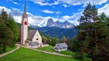 İnanılmaz Alp manzarası. Güzel Dolomitler dağları. Ortisei köyü yakınlarındaki San Giacomo kilisesi manzaralı. Val Gardena, Güney Tyrol, İtalya