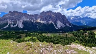 Güzel Alpler Dağları 'nın nefes kesici manzarası Dolomitler, Val Gardena. 4k HD video . Kuzey İtalya. Alp doğası manzarası