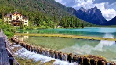 Kuzey İtalya 'nın en güzel ve manzaralı gölleri. Val Pusteria, Güney Tyrol 'daki Lago di Dobbiaco. Trentino-Alto Adige 4k HD video