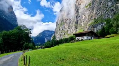 İsviçre seyahati Manzaralı yerler. Geleneksel ahşap evleri ve vadisi etkileyici Alp dağları ve şelaleleriyle çevrili güzel Lauterbrunnen köyü.