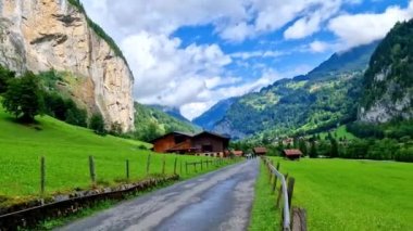 İsviçre seyahati Manzaralı yerler. Geleneksel ahşap evleri ve vadisi etkileyici Alp dağları ve şelaleleriyle çevrili güzel Lauterbrunnen köyü.