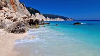 Yunanistan İyon adalarının en iyi plajları. Kefalonya (Kefalonya) - tropikal turkuaz deniz ve beyaz çakıl taşları 4k HD video ile manzaralı plaj Fteris