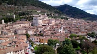 Umbria 'daki ortaçağ kasabası Gubbio' nun insansız hava aracı. İtalya seyahati. Büyük tarihi İtalyan şehirleri ve en iyi turizm merkezleri.