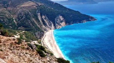 Cephalonia 'nın (Kefalonia) Myrtos adasının en güzel plajlarından biridir. Yunanistan ve İyon adaları 4k HD video