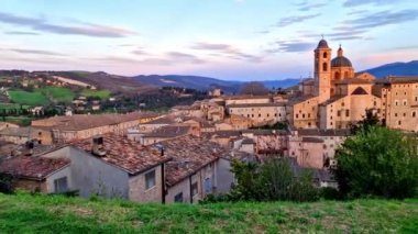 İtalya 'nın en güzel ortaçağ kasabalarından biri olan Urbino, Marche bölgesinin. Gün batımında 4k video