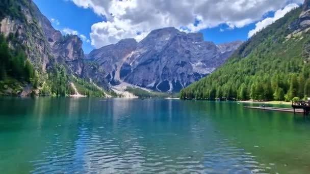 Jedno Nejkrásnějších Horských Alpských Jezer Magické Lago Braies Obklopeno Pohořím — Stock video