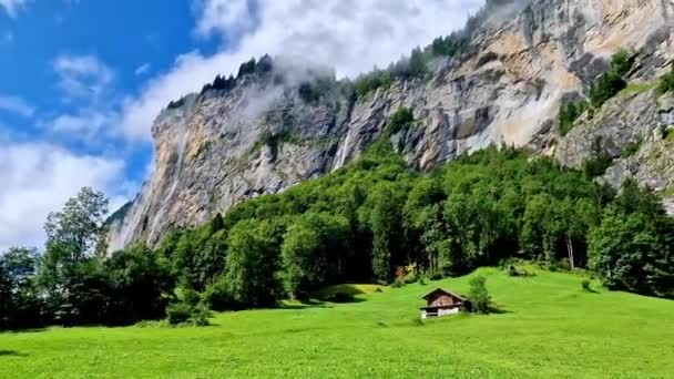 Suiza Viaja Lugares Más Pintorescos Hermoso Pueblo Lauterbrunnen Con Casas — Vídeo de stock