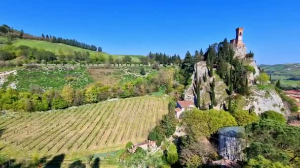 イタリアで最も美しい中世の村の一つ エミリア ロマニア地方 ブリシェラ州 城と時計塔のパノラマ4Kビュー — ストック動画