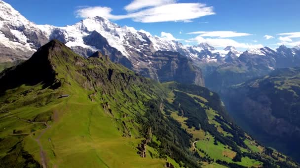 スイスの自然景色 風光明媚な雪のアルプス山は自然の中で美しくなっています スイスの風景 マンネック山と有名なハイキングルート ロイヤルロード の景色 — ストック動画