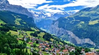 İsviçre doğa manzarası. Karlı Alpler Dağları doğadaki güzellik. İsviçre manzarası. Mannlichen Dağı manzarası ve ünlü yürüyüş yolu 