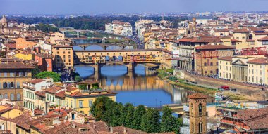 İtalya, büyük simgeler ve kasabalar - sanat ve kültür şehri - Floransa, panoramik şehir merkezi manzarası ve eski Ponte vechio köprüsü