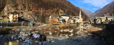 Kuzey İtalya 'nın en güzel Alp köyleri Fontainemore, Valle d' Aosta bölgesindeki ortaçağ borgosu.