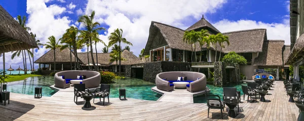 Yüzme havuzu ve bar bölgesi olan lüks 5 yıldızlı otel bölgesi Constance Belle Mare Plage. Mauritius Adası. Pointe de flacq , Belle Mare. Şubat 2020