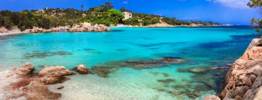 İtalya yaz tatili. Sardegna adası - muhteşem plajlarıyla zümrüt kıyıları. Turkuaz denizli popüler Capriccioli plajı