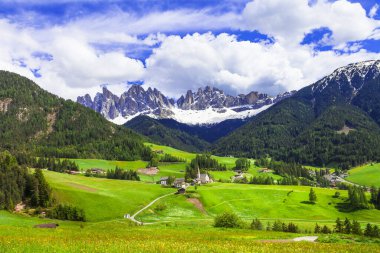 İtalya 'nın güneyindeki Alpler' de nefes kesici Dolomitler 'in göz kamaştırıcı Alp manzarası. Ünlü ve popüler kayak merkezi