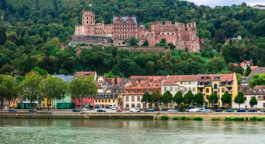 Almanya 'nın simgeleri ve güzel şehirleri - Ortaçağ Heidelberg, kaleli manzara