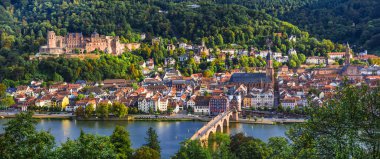 Almanya 'nın simgeleri ve güzel şehirleri - Ortaçağ tarihi Heidelberg, Karl Theodor köprüsü ve kalesiyle panoraik manzara