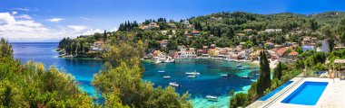 Yunanistan 'ın güzel İyon adaları. Otantik sükunet Paxos Adası. Manzaralı geleneksel Loggo balıkçı köyü