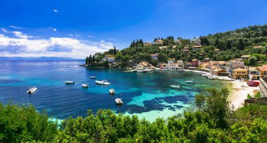 Yunanistan 'ın güzel İyon adaları. Otantik sükunet Paxos Adası. Manzaralı geleneksel Loggo balıkçı köyü.