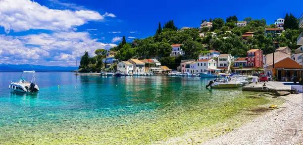 Otantik sükunet Paxos Adası. Manzaralı geleneksel Loggos balıkçı köyü. İyon Yunan adaları