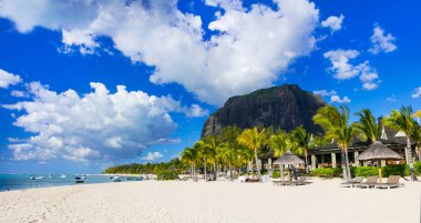 Tropik manzara - Mauritius adasının güzel plajları, Le Morne, popüler lüks resor