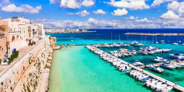 İtalya. Otranto - Puglia 'da turkuaz denizli güzel bir sahil kasabası. İtalyan yaz tatili