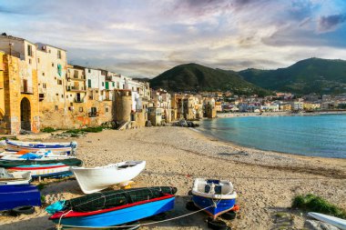 İtalya. Sicilya adası manzaralı yerler. Cefalu - harika plajları olan güzel eski bir kasaba