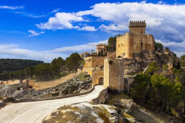 İspanya 'nın en ünlü ve en güzel ortaçağ kaleleri Castilla La Mancha' daki Cuenca 'nın Castillo de Alarcon vilayeti.