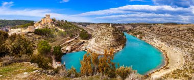 İspanya 'nın en ünlü ve en güzel ortaçağ kaleleri Castilla La Mancha' daki Cuenca 'nın Castillo de Alarcon vilayeti. 