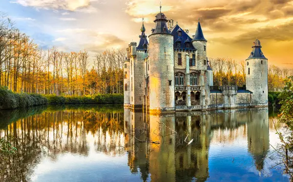 Najbardziej Malownicze Najpiękniejsze Średniowieczne Zamki Belgii Baśniowy Zamek Bornem Kasteel Obraz Stockowy
