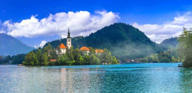 Avrupa 'nın en güzel göllerinden biri olan Slovenya' daki Bled Gölü. Ada ve kilisenin panoramik manzarası