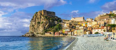  İtalya 'nın manzaralı yerleri. Calabria 'nın güzel plajları ve kasabaları. Ortaçağ Scilla kasabası. İtalyan yaz tatilleri.